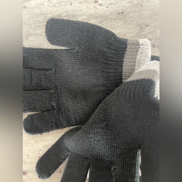 New beanie hat and gloves with skull design - Picture 2 of 5